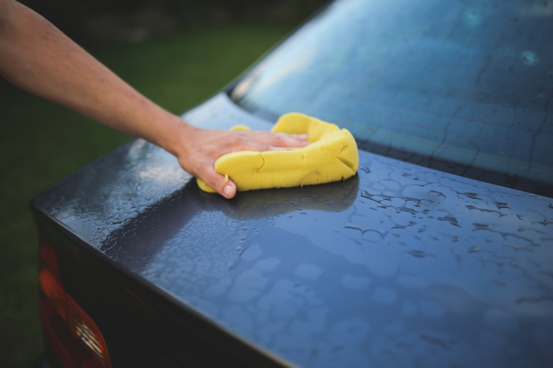 Faça você mes7 passos para lavar o carro em casa